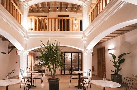 Patio interior con arcos y vigas de madera restauradas del Hotel Boutique Casona de los Rebolledo en Zújar Granada