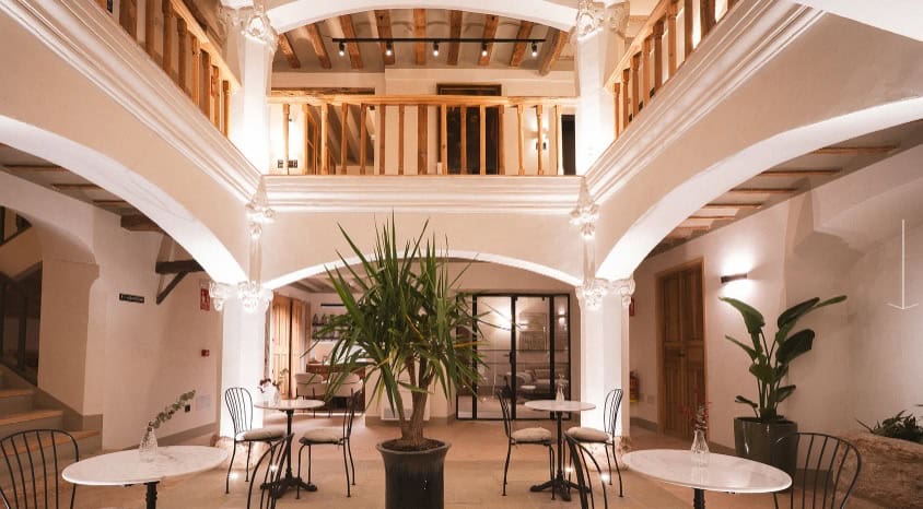 Patio interior con arcos y vigas de madera restauradas del Hotel Boutique Casona de los Rebolledo en Zújar Granada