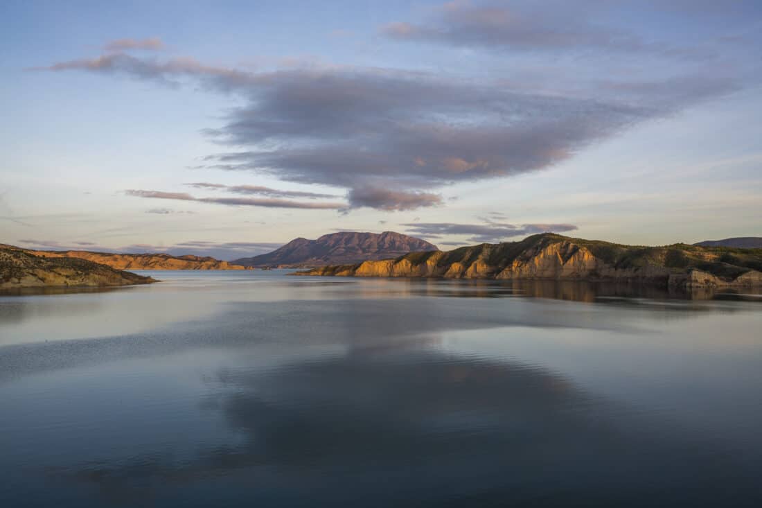 Vista del embalse del Negratín al atardecer en el Geoparque de Granada entorno natural del Hotel Boutique Casona de los Rebolledo