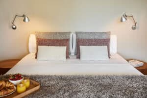 Cama de hotel vestida con textiles de alta calidad Resuinsa para hostelería