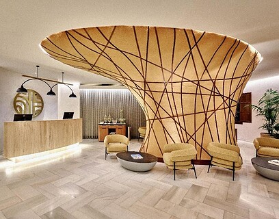Vestíbulo del NH Collection Palacio de Córdoba con árbol escultórico que integra los pilares estructurales diseñado por Paolo Mauri