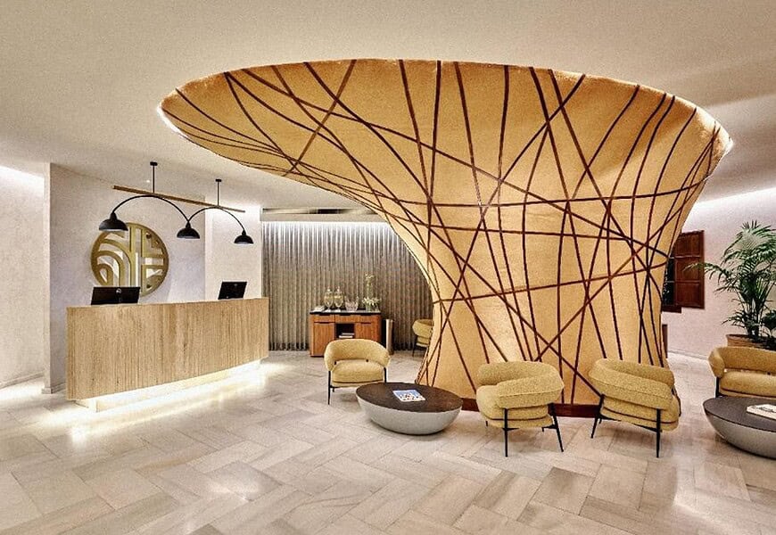 Vestíbulo del NH Collection Palacio de Córdoba con árbol escultórico que integra los pilares estructurales diseñado por Paolo Mauri
