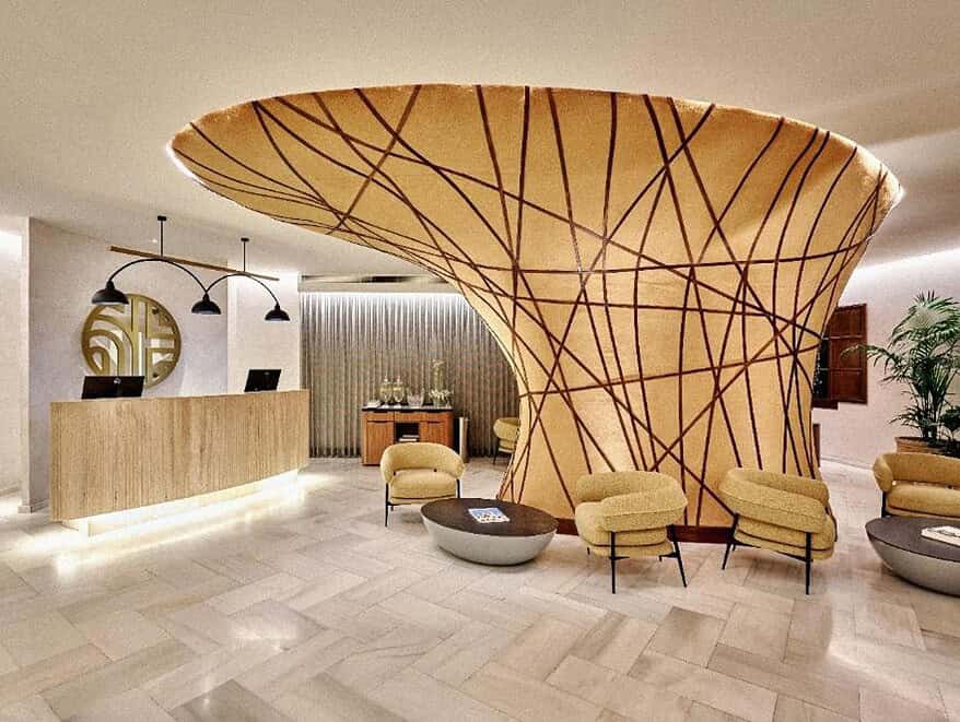 Vestíbulo del NH Collection Palacio de Córdoba con árbol escultórico que integra los pilares estructurales diseñado por Paolo Mauri