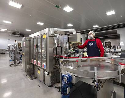 Operario con vestimenta diferenciada en línea de producción sin gluten de Carmencita