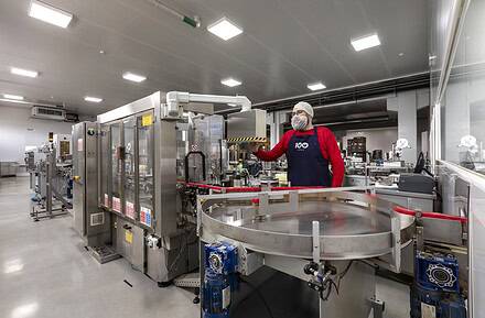 Operario con vestimenta diferenciada en línea de producción sin gluten de Carmencita