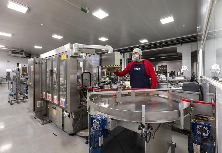 Operario con vestimenta diferenciada en línea de producción sin gluten de Carmencita