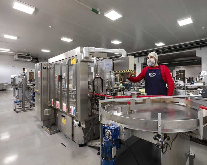 Operario con vestimenta diferenciada en línea de producción sin gluten de Carmencita