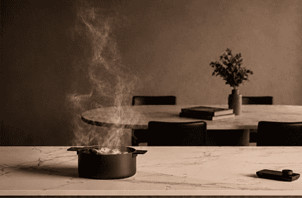 Cocina minimalista con inducción invisible NOVY Undercover integrada bajo encimera DEKTON de Cosentino presentada en Casa Decor 2026