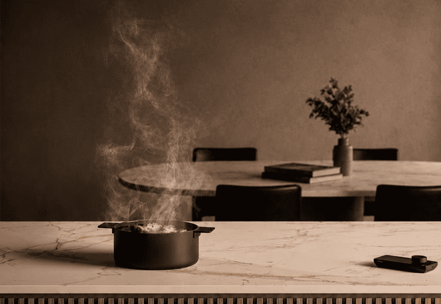Cocina minimalista con inducción invisible NOVY Undercover integrada bajo encimera DEKTON de Cosentino presentada en Casa Decor 2026