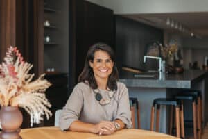 Natalia Zubizarreta, interiorista del estudio Natalia Zubizarreta Interiorismo de Bilbao, en espacio de cocina con mobiliario oscuro y materiales naturales