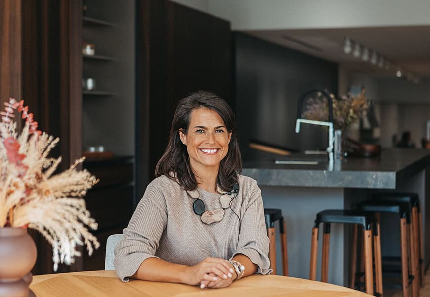 Natalia Zubizarreta, interiorista del estudio Natalia Zubizarreta Interiorismo de Bilbao, en espacio de cocina con mobiliario oscuro y materiales naturales