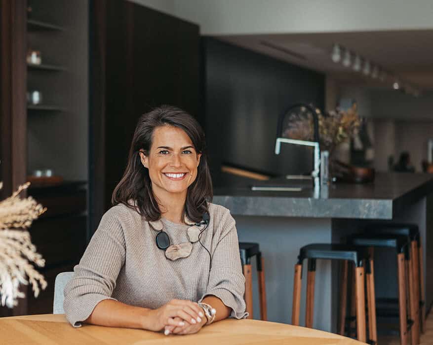 Natalia Zubizarreta, interiorista del estudio Natalia Zubizarreta Interiorismo de Bilbao, en espacio de cocina con mobiliario oscuro y materiales naturales