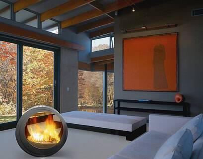 (chimenea Eclypsya en salón) Chimenea de leña nómada Arkiane modelo Eclypsya de diseño circular en salón contemporáneo con vistas al jardín otoñal