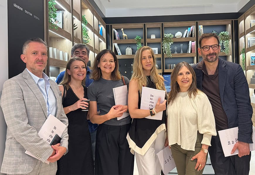 Grupo de interioristas asistentes posando con ejemplares de la Guía de Interioristas 2026-2027 de Editorial Protiendas en el showroom de Cosentino en Madrid