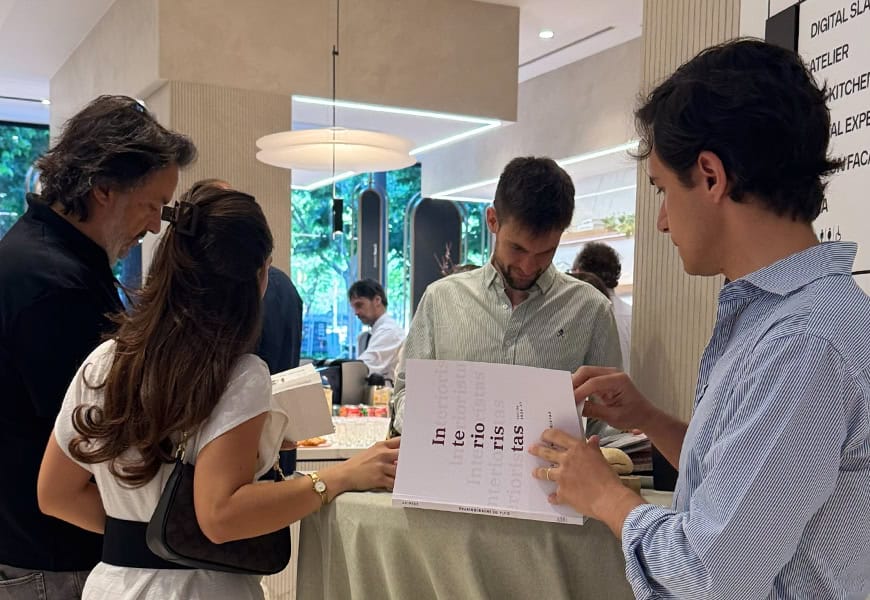 Asistentes consultando la segunda edición de la Guía de Interioristas 2026-2027 de Editorial Protiendas durante el acto de presentación en Madrid