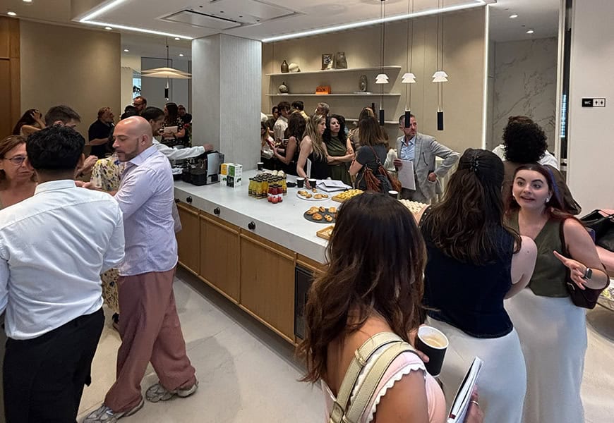 rofesionales del interiorismo durante el desayuno de networking en la presentación de la Guía de Interioristas de Editorial Protiendas en el showroom de Cosentino en Madrid