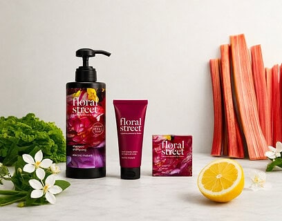 Línea de amenities hoteleras Floral Street de Groupe GM con champú, loción y jabón de fragancia Electric Rhubarb junto a ruibarbo, limón y flores