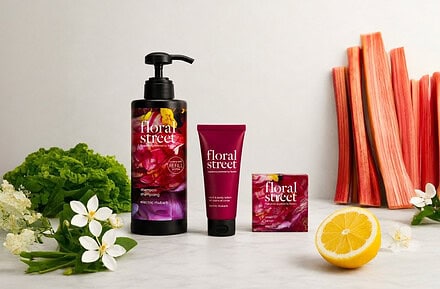 Línea de amenities hoteleras Floral Street de Groupe GM con champú, loción y jabón de fragancia Electric Rhubarb junto a ruibarbo, limón y flores