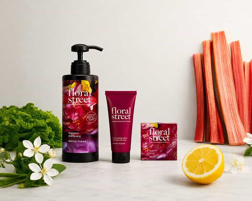 Línea de amenities hoteleras Floral Street de Groupe GM con champú, loción y jabón de fragancia Electric Rhubarb junto a ruibarbo, limón y flores