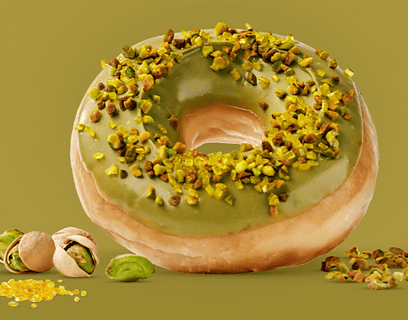 Donut Master Pistacho de Krispy Kreme con glaseado verde de pistacho y granillo de pistacho tostado Borges sobre fondo verde