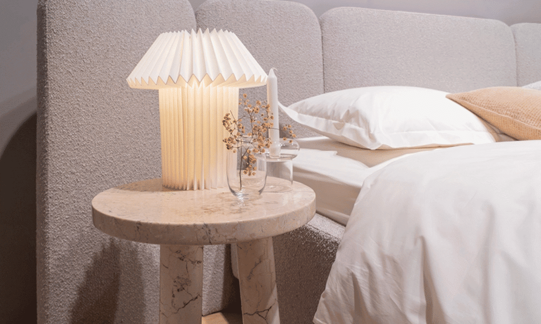 Una iluminación cálida y regulable crea un dormitorio feng shui acogedor y favorece el descanso