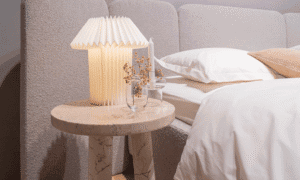Una iluminación cálida y regulable crea un dormitorio feng shui acogedor y favorece el descanso