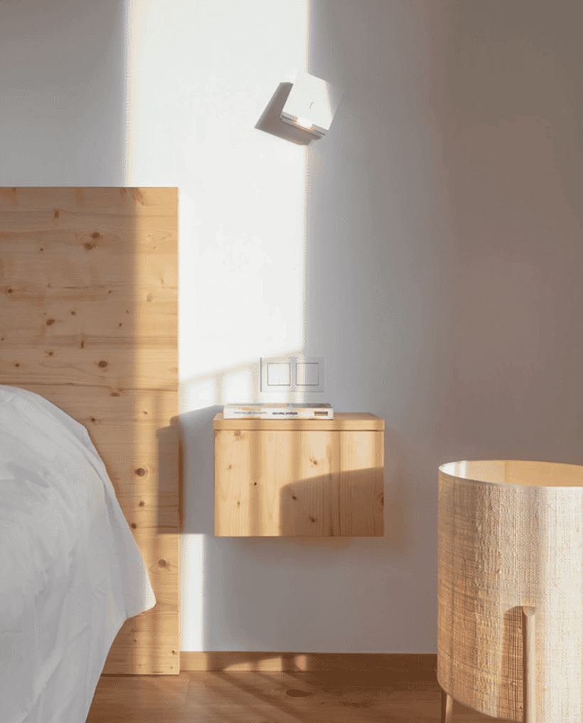 Líneas puras y materiales cálidos: el interruptor Gira E2 se integra con armonía en un dormitorio Feng Shui