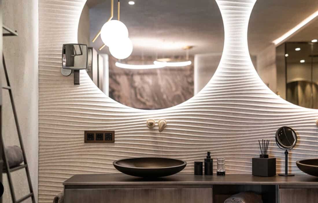 Con el sensor táctil Gira puedes controlar la luz del baño con precisión, creando el ambiente perfecto y la iluminación ideal para las plantas. Fuente: Patrick Schwienbacher