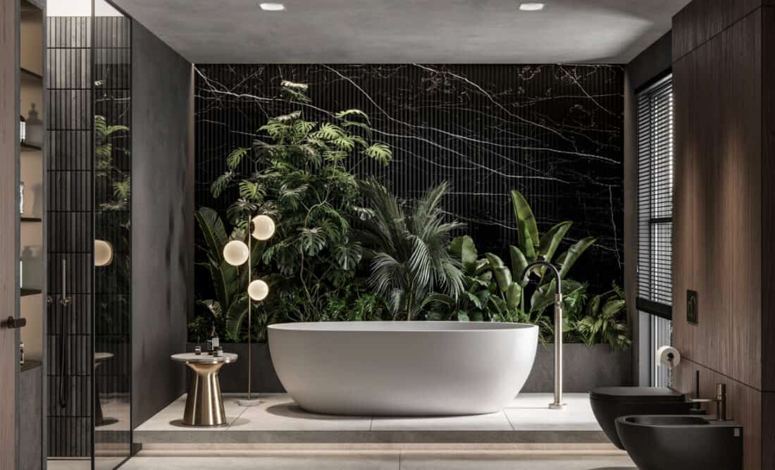 La bañera exenta sin azulejos resulta aún más elegante gracias al papel pintado decorativo. Fuente: iStock