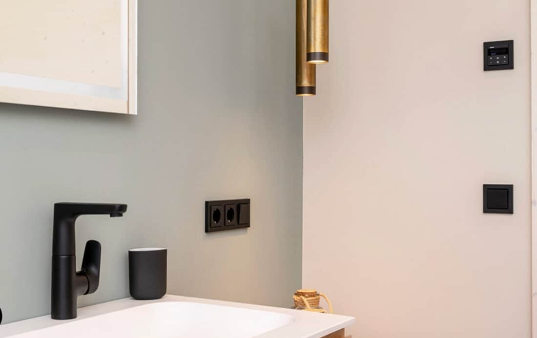 Aporta un toque distintivo a tu baño sin azulejos con la línea de diseño Gira E2. Fuente: Klaus Venus